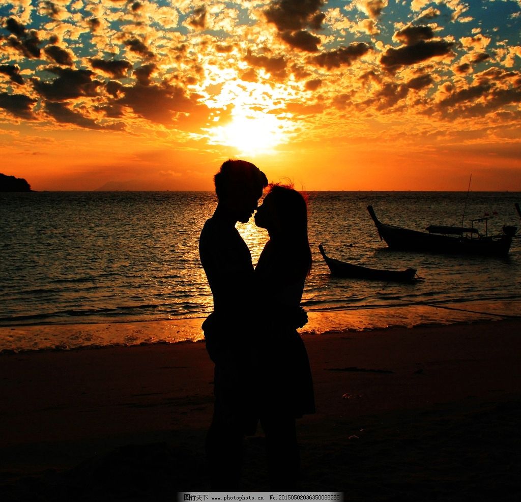 情侣在夕阳西下的海边看大海高清图片下载-正版图片500538948-摄图网