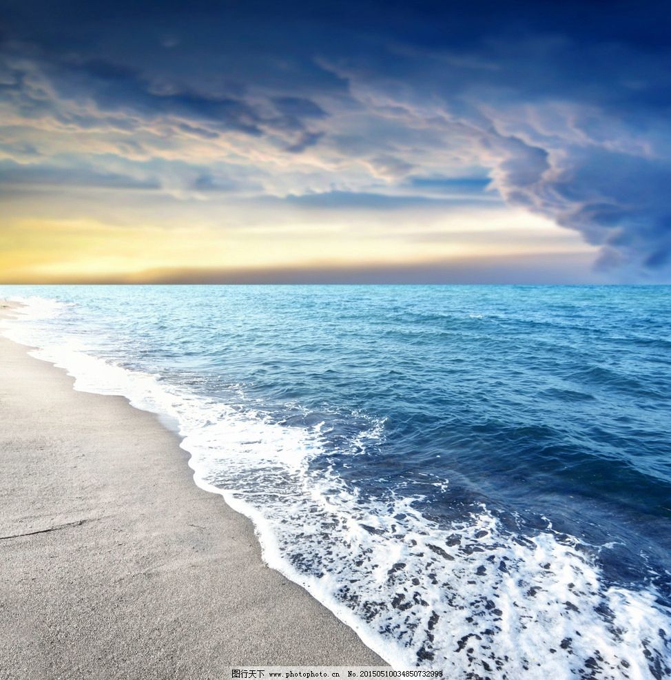 蓝天海浪沙滩背景图片