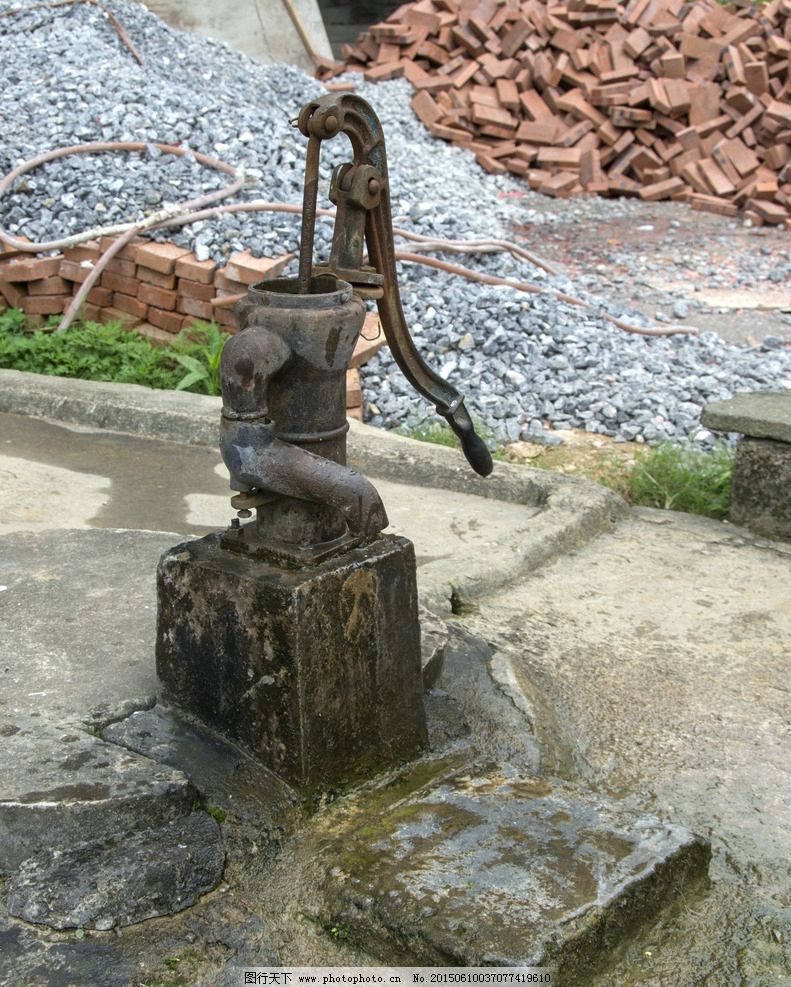 老水井 压水 压水井 抽水井 石板 地下水 饮用水 怀旧 旧物
